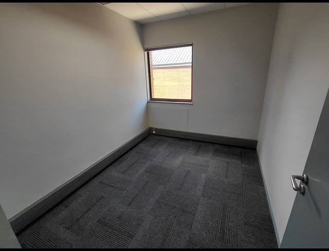2,037M² OFFICE TO LET IN VORNA VALLEY